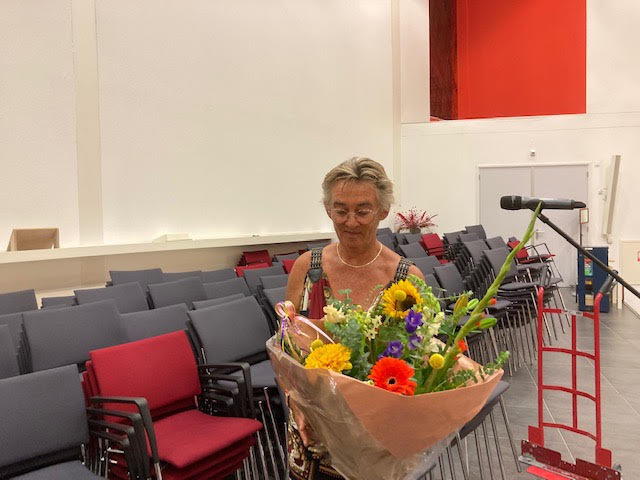 Jubilaris Harmsel ontvangt bloemen